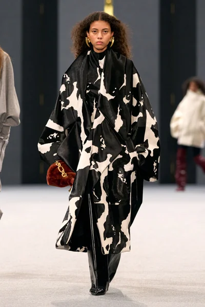 Look 16